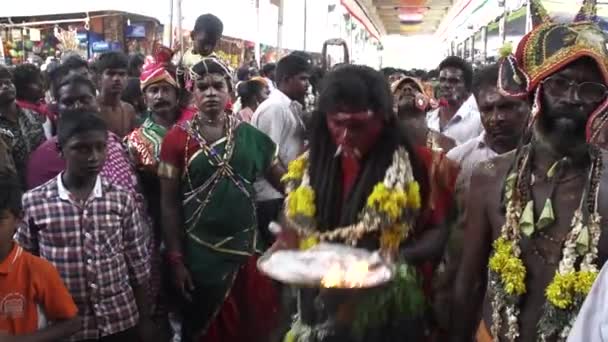 Kulasekharapatnam，印度-2014 年 10 月 20 日： 信徒在庙 Mutharamman 在 Thoothukudi 区，泰米尔纳德邦，印度的印度教节日的人群中跳舞 — 图库视频影像