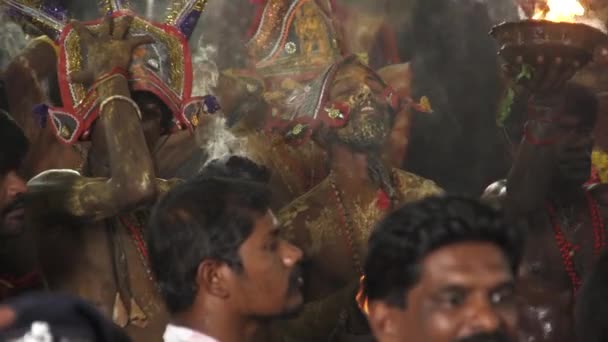 KULASEKHARAPATNAM, ÍNDIA - 20 de outubro de 2014: Devotos dançando na multidão no festival hindu no Templo Sri Mutharamman no distrito de Thoothukudi, Tamilnadu, Índia — Vídeo de Stock