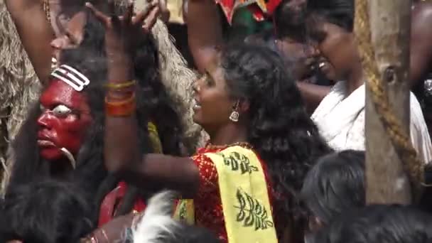 KULASEKHARAPATNAM, INDIA - 20 DE OCTUBRE DE 2014: Devotos bailando en multitud en el festival hindú en el templo de Sri Mutharamman en el distrito de Thoothukudi, Tamilnadu, India — Vídeo de stock