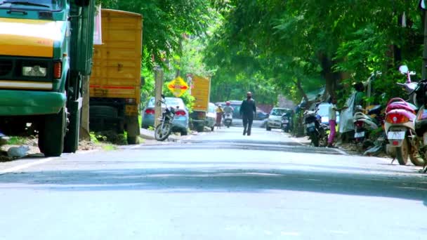 Chennai, India - 10 juni 2016: Lokale mensen passeren op straat in chennai. — Stockvideo