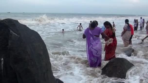 CHENNAI, INDIA - 14 DE JUNIO DE 2015: Vista panorámica de los turistas disfrutando en la playa, Marina Beach , — Vídeo de stock