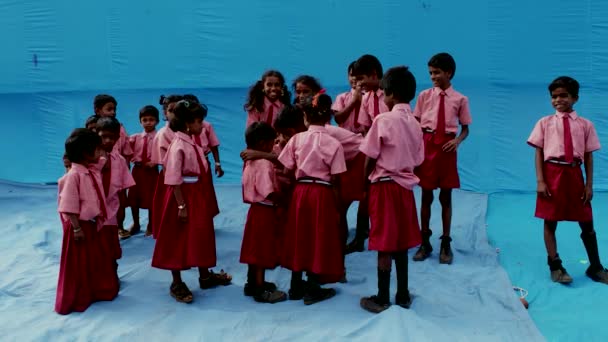 Chennai, Indie - 15. června 2015: Skupina studentů v modrá obrazovka — Stock video