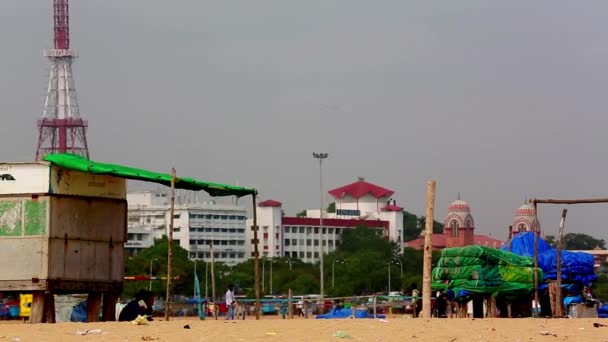 CHENNAI, INDIA - 14 DE JUNIO DE 2015: Turistas disfrutando en la playa, Marina Beach, Chennai, Tamil Nadu, India — Vídeo de stock