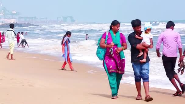 ЧЕННАИ, ИНДИЯ - 14 ИЮНЯ 2015 г.: Пан снимок туристов, наслаждающихся на пляже Marina Beach , — стоковое видео