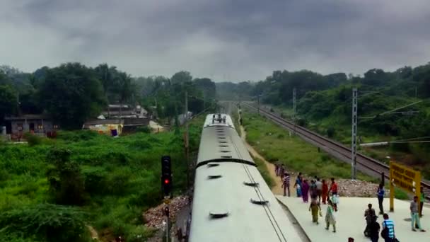 CHENNAI, ÍNDIA - 15 DE MARÇO DE 2017: Saída do comboio de passageiros da estação ferroviária local — Vídeo de Stock