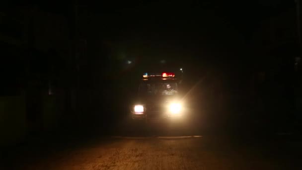 CHENNAI, INDIA - 18 DE JUNIO DE 2015: Coche de policía en la calle por la noche — Vídeos de Stock