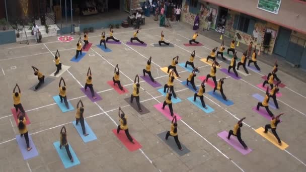 学校のグラウンドでチェンナイ, インド - 2015 年 11 月 21 日: 学生ヨガ パフォーマンス — ストック動画