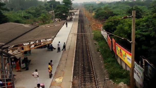 CHENNAI, INDIA - 15 DE MARZO DE 2017: La llegada del tren de pasajeros desde la estación de tren local, Personas que esperan la estación de tren local en el tren de pasajeros . — Vídeo de stock