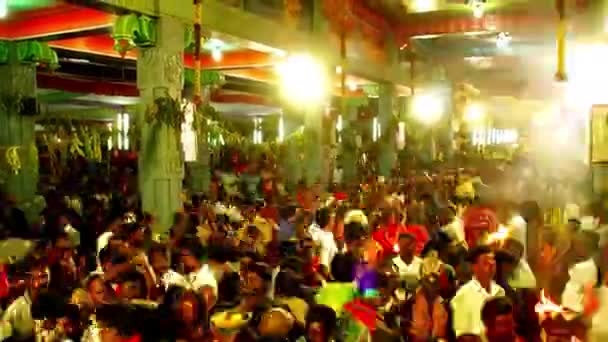 KULASEKHARAPATNAM, INDIA - 20 DE OCTUBRE DE 2014: Time lapse - Devotos hindúes multitud frente a un templo del festival hindú — Vídeos de Stock