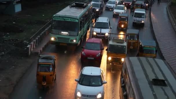 Chennai, Hindistan - 11 Şubat 2017: trafik ve chennai, Hindistan köprünün altından geçen yayalar yukarıya kadar — Stok video