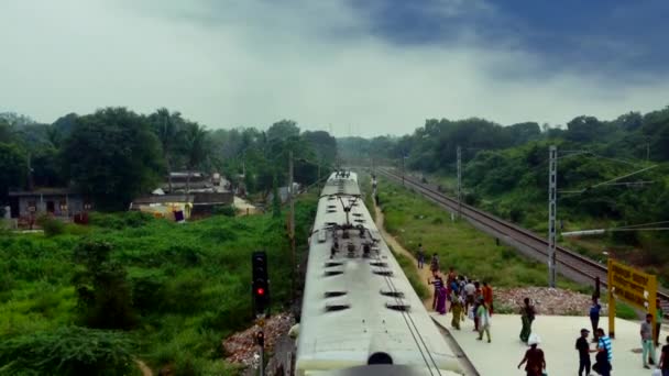 CHENNAI, INDIA - 15 DE MARZO DE 2017: La salida del tren de pasajeros desde la estación ferroviaria local — Vídeos de Stock