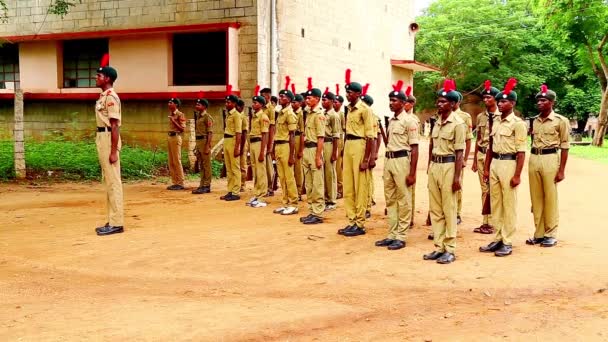 Chennai, India - 2016. május 18.: Nemzeti kadétok Corps (Ncc) diákok Köztársaság napi parádé előkészítése a chennai, India. — Stock videók