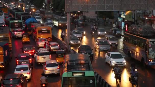 Chennai, India - 2017. március 11.: Egy forgalmas csúcsforgalom forgalom és a gyalogos átkelés, Chennai, India Utcakép áttekintése. — Stock videók