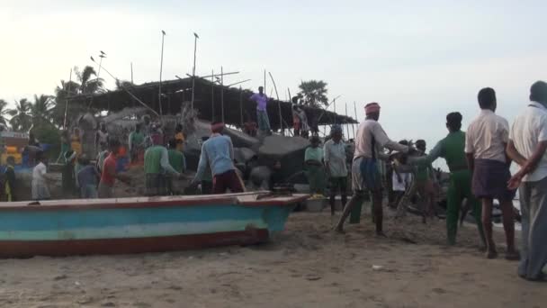 Poompuhar, Indien - 12. November 2015: Indische Fischer laden Fischkörbe aus. — Stockvideo