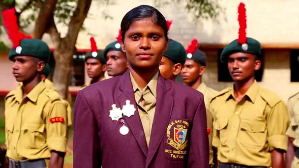 CHENNAI, INDIA - 18 DE MAYO DE 2016: Cuerpo Nacional de Cadetes (NCC) Estudiantes mirando a la cámara — Vídeo de stock