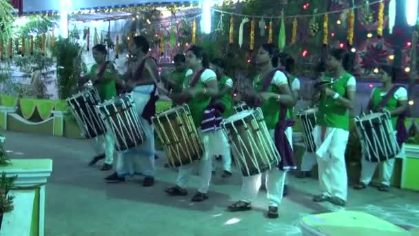 MADURAI, ÍNDIA - 12 de abril de 2015: Chenda Melam (Musics playing with Traditional Drums) Função de casamento — Vídeo de Stock