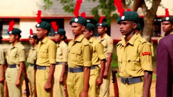 Chennai, India - 2016. május 18.: Nemzeti kadétok Corps (Ncc) diákok látszó-on fényképezőgép, chennai, India a Köztársaság napi parádé előkészítése. — Stock videók