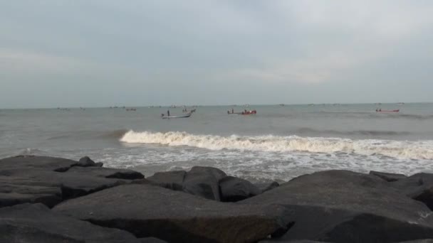 Vissersboten in de zee bij India — Stockvideo