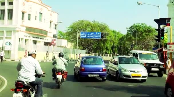 Point de vue conduite sur le lieu de circulation de la ville — Video