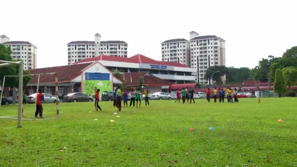 MALAISIE - 02 JUILLET 2016 : Des enfants jouent au football dans un terrain de sport . — Video