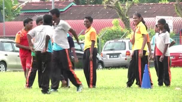 MALASIA - 02 de julio de 2016: Niños jugando en un campo de deportes . — Vídeos de Stock