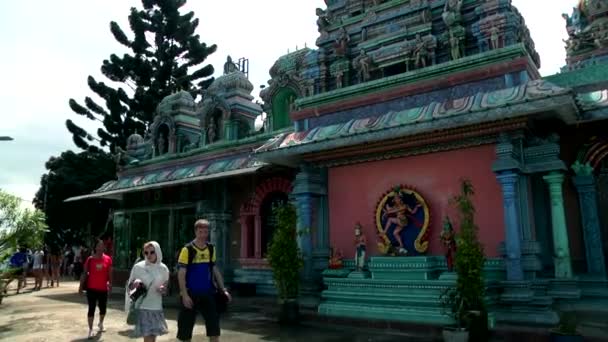 Malaysia - 02 juli 2016: Hinduiska templet i Malaysia, hinduiska anhängare. turist folk — Stockvideo