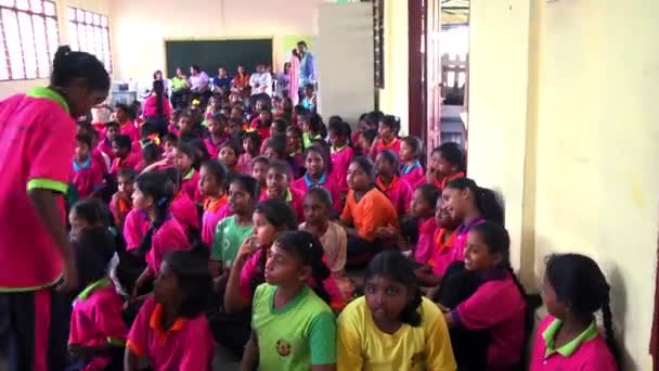 Malezja - 02 lipca 2016: Grupa studentów siedzenie i słuchanie muzyki na off camera nauczyciel. — Wideo stockowe
