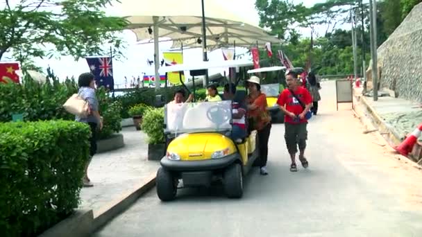马来西亚-2016年7月02日: 马来西亚槟城小山旅游愉快的亚洲游客. — 图库视频影像