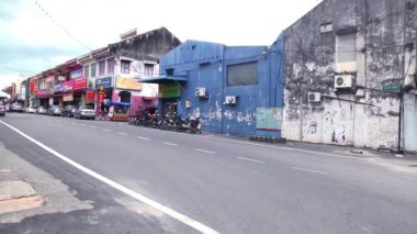 Malezya - 02 Temmuz 2016: Pan şu yoğun trafik geçen araba ile sokak yakın çekim,