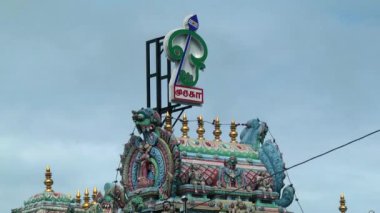 Malezya - 02 Temmuz 2016: Zoom out Malezya dış geleneksel Hindu tapınağı.