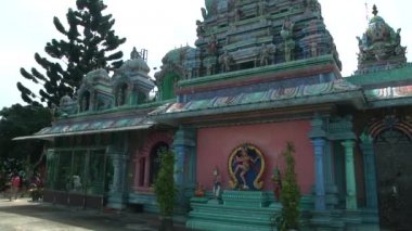 Malezya - 02 Temmuz 2016: Turist insanlar Malezya dış geleneksel Hindu tapınağı.