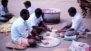 Chennai, Hindistan - 19 Şubat 2016: atış kaydırma Restoran mutfağında çalışan kimliği belirsiz kişilerin