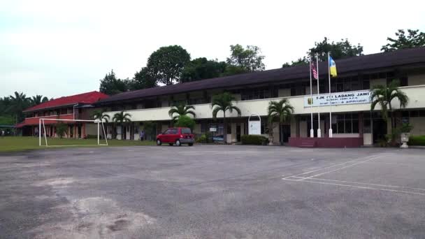 Maleisië - 02 juli 2016: Buitenkant de Maleisische Tamil School Sjk (T) Ladang Jawi, Jawi thotta tamil school — Stockvideo