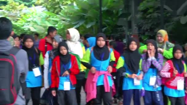 Malaysia - 02 juli 2016: Grupp av skolan pojkar och flickor som återvänder hem efter turen på Penang Hil — Stockvideo
