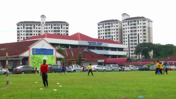 Maleisië - 02 juli 2016: Kinderen te voetballen in een sportveld. — Stockvideo