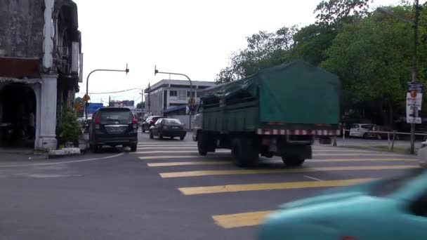 MALASIA - 03 DE JULIO DE 2016: calle de tráfico en el centro de la ciudad con pase de coche — Vídeos de Stock