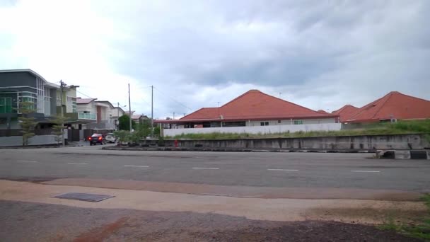 Maison extérieure dans la ville de Malaisie, femme Sortant de la porte d'entrée — Video