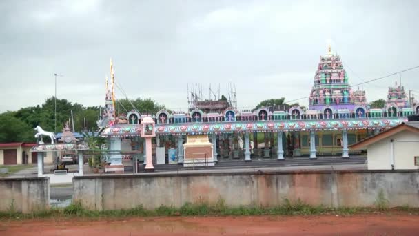 Exteriör traditionella hinduiska templet i Malaysia. — Stockvideo