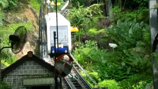 MALÁSIA - JULHO 02, 2016: Passeio na estrada de teleférico na colina Penang, Povos Turísticos Visitando Penang Hill, Malásia . — Vídeo de Stock