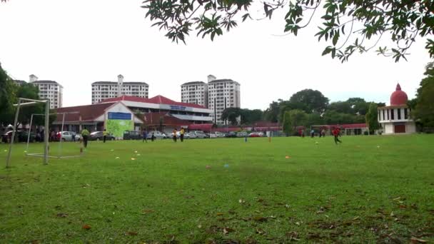 Malaysia - 02. Juli 2016: Kinder spielen auf einem Sportplatz. — Stockvideo