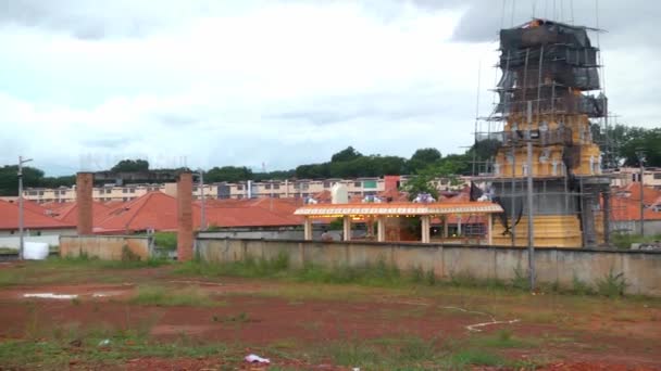 Panoramique de gauche à droite Maison extérieure, temple hindou traditionnel en Malaisie . — Video