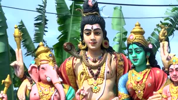 MALÁSIA - JULHO 02, 2016: Deuses coloridos escultura de grupo familiar no templo hindu na colina Penang, Penang, Malásia — Vídeo de Stock