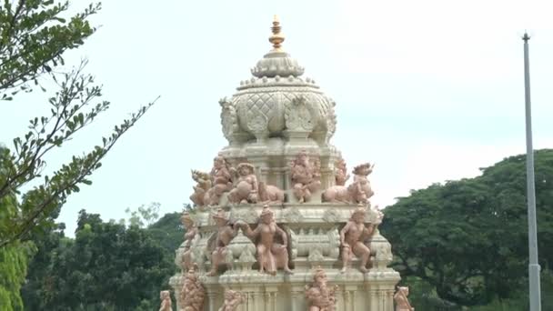 Malaysia - 02 juli 2016: Zooma ut exteriör traditionella hinduiska templet i Malaysia. — Stockvideo