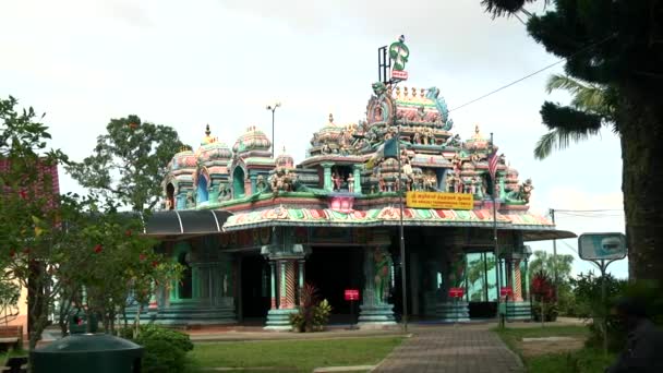 MALAYSIA - JULY 02, 2016: Panning shot Exterior Traditional Hindu temple in Malaysia. — Stock Video