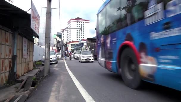 MALASIA - 03 DE JULIO DE 2016: ciudad en el centro de la calle de tráfico, viajar en scooters, coches de la vida cotidiana en esta concurrida vida asiática de la ciudad . — Vídeos de Stock