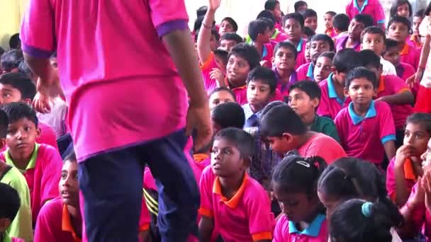 Malaysia - 02 juli 2016: Grupp elever sitter och lyssnar på off kamera lärare. — Stockvideo