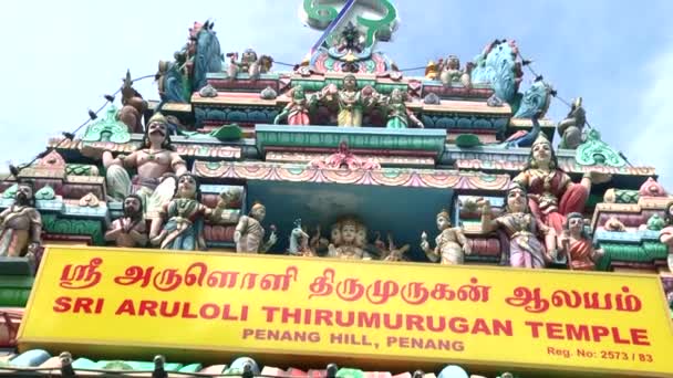 Malezya - 02 Temmuz 2016: Dış Hindu tapınağı heykeller — Stok video