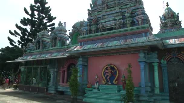 MALAYSIA - JULY 02, 2016: Exterior Traditional Hindu temple with tourist people in Malaysia. — Stock Video