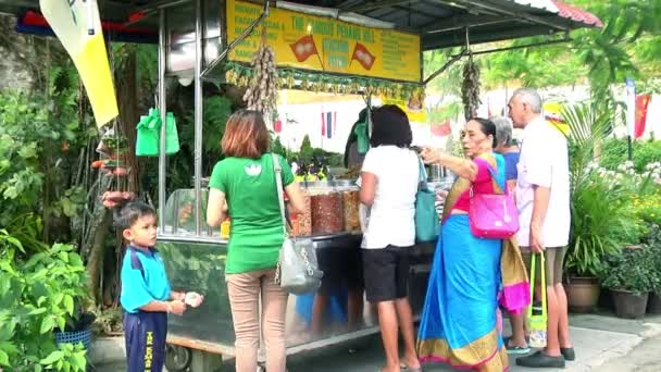 00:01 | 00:111malaysia - 02 červenec 2016: národy nákupní občerstvení a nápoje v The slavné Penang Hill, turisté navštíví Penang Hill — Stock video