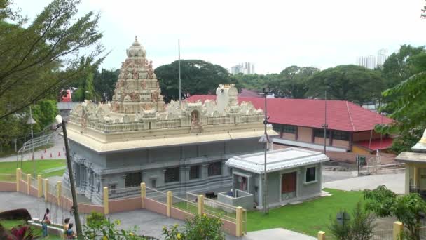 Exterior Templo hindú tradicional en Malasia. Ángulo superior hindú templo naturaleza fondo — Vídeo de stock